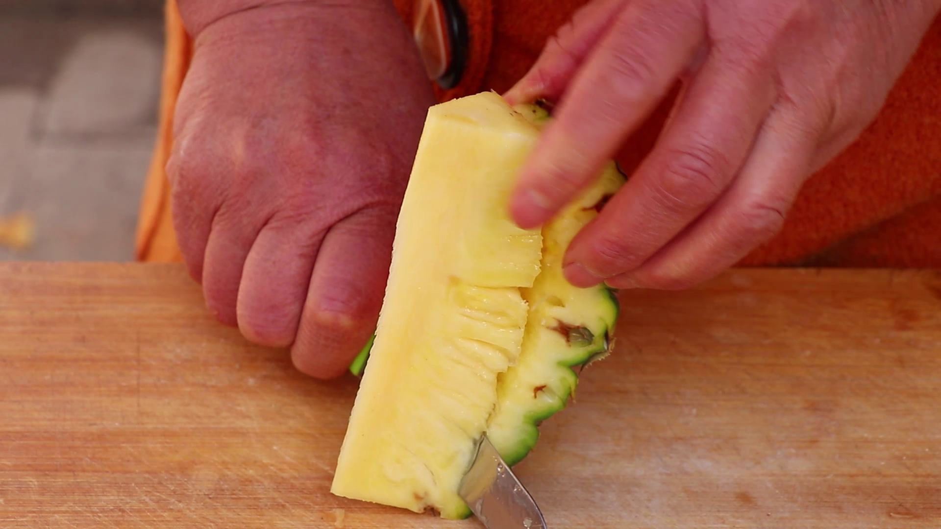 切菠萝最正确的方法,切菠萝的妙招一颗一颗的剥