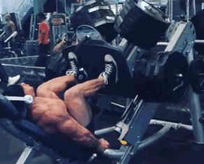 运动膝盖疼，可能是你股四头肌不够发达。几个动作改善股四头肌