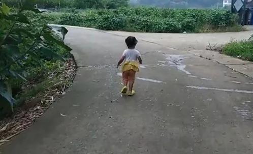 三岁小女孩救爸爸,三岁小女孩救哥哥