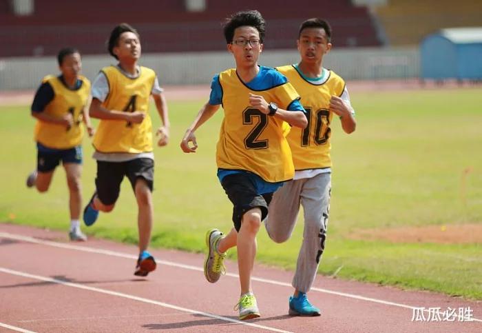 美团、清华、国足、跑3000米谁能赢，看看体育老师怎么说