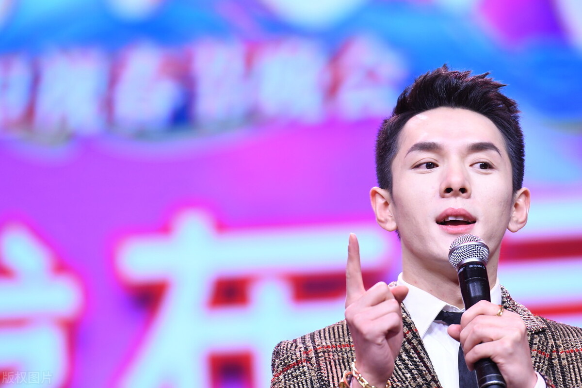 辛巴复出狂卖20亿：今天的下跪，是为了明天的上位