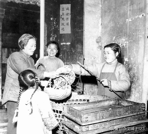 1953年，*云陈**提出用票购物，计划经济由此开始