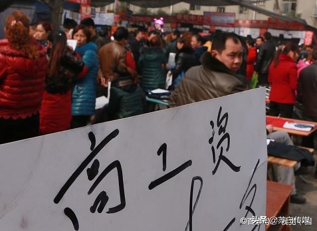 武汉送快递工资待遇,在武汉快递员一个月工资多少