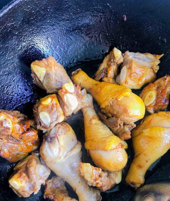 炖排骨时有人先焯水有人直接炖,炖排骨之前需不需要把肉先炒一下