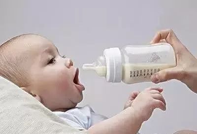 奶粉冲不开有结块是奶粉假吗,奶粉结块冲开是颗粒状