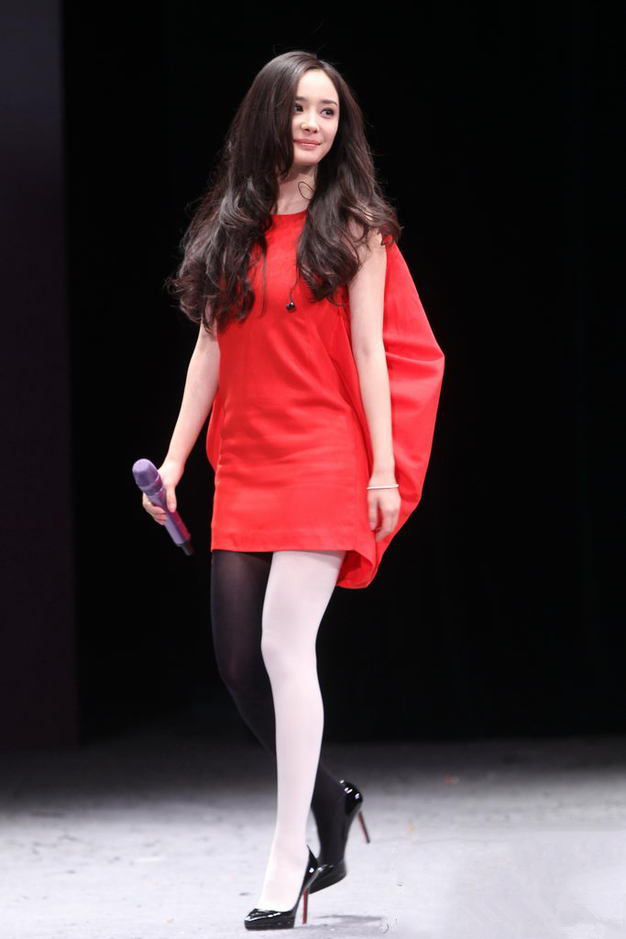 杨幂黑白袜穿搭,杨幂穿黑皮衣裙配网袜又潮又个性