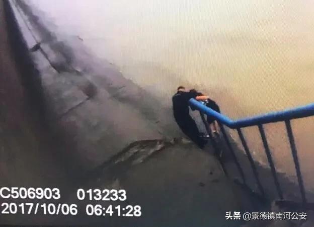 警察下水道寻找尸体,在水下找到尸体