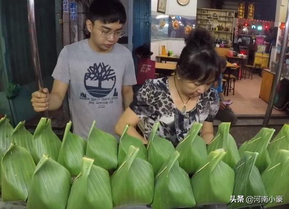 安徽小伙摆摊卖菜盒子7元一个,小伙子卖韭菜盒子