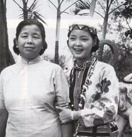 成龙献花邓丽君视频,邓丽君写给成龙的歌