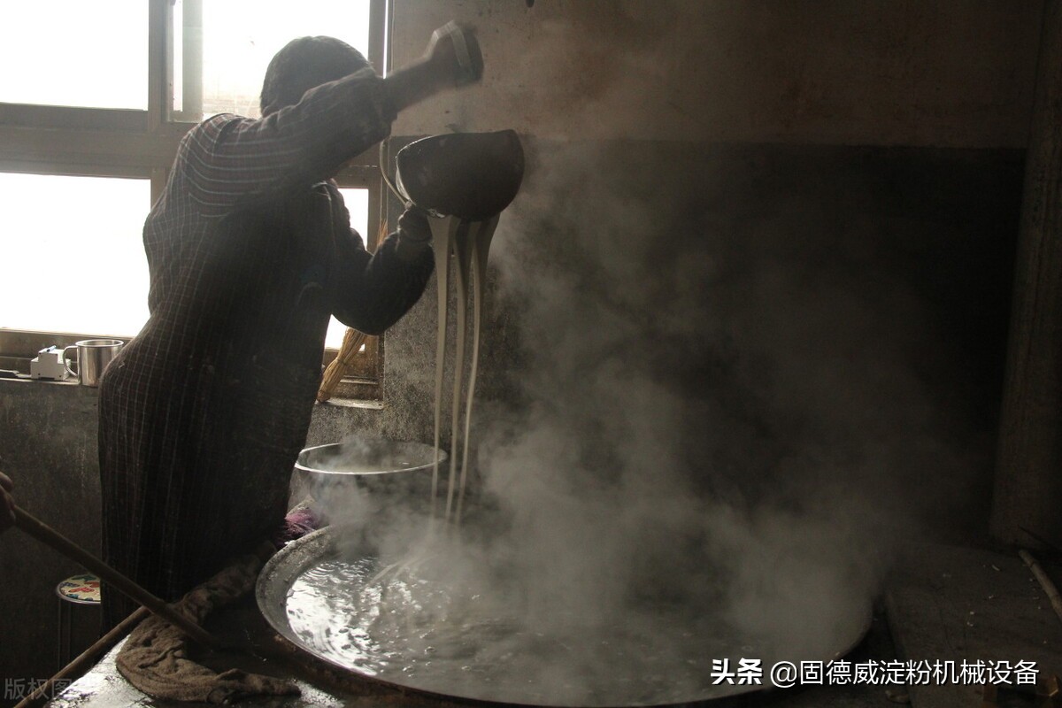 自制新型红薯粉条机器,漏瓢式手工粉条视频