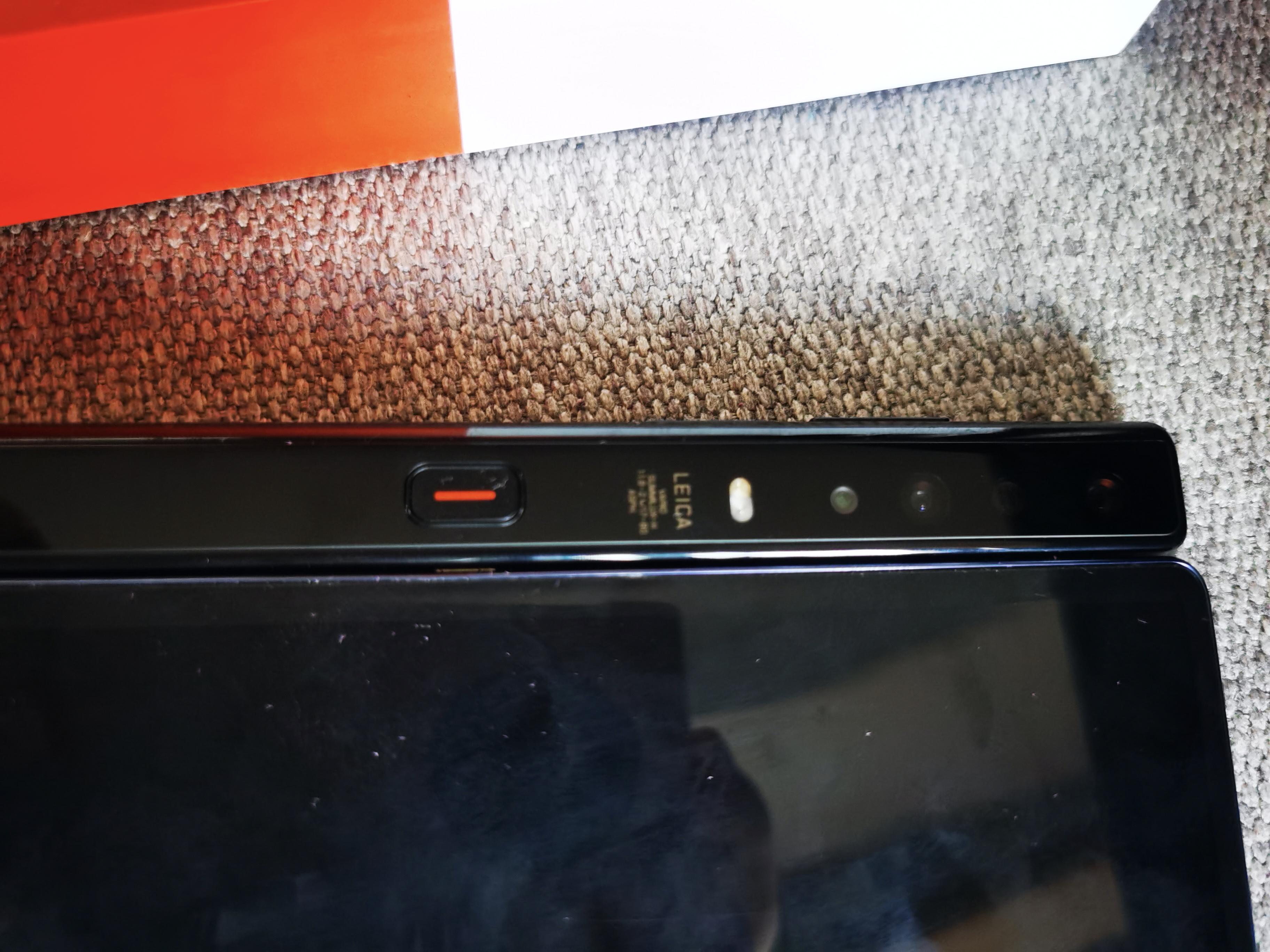 华为MateXs评测：昂贵的折叠手机｜带有灵活屏幕“后背”