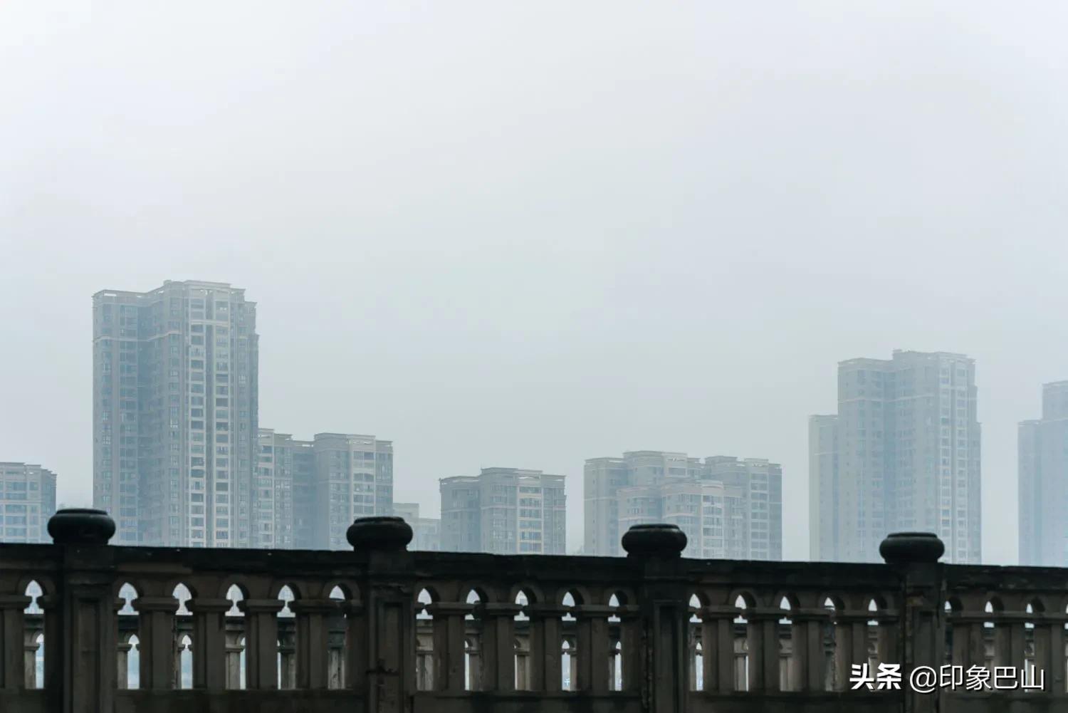 四川达州：烟雨笼渠江抛竿垂钓闲对饮或群嬉不觉冬日寒