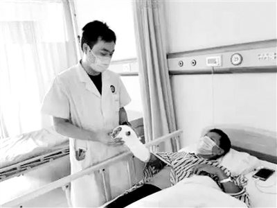 男子烧伤后擦盐水、涂大酱险感染