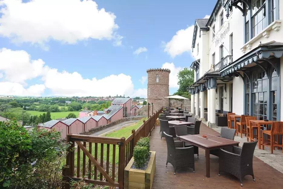 李嘉诚46亿英镑购买的酒吧巨头有何“花招”？