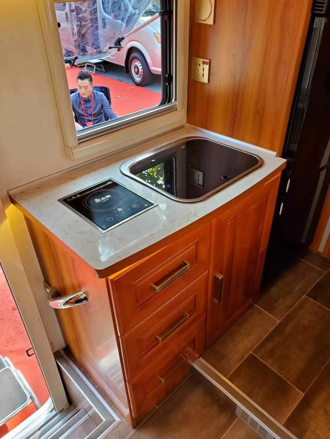 骏驰依维柯c型纵置床房车,依维柯c型房车横向子母床