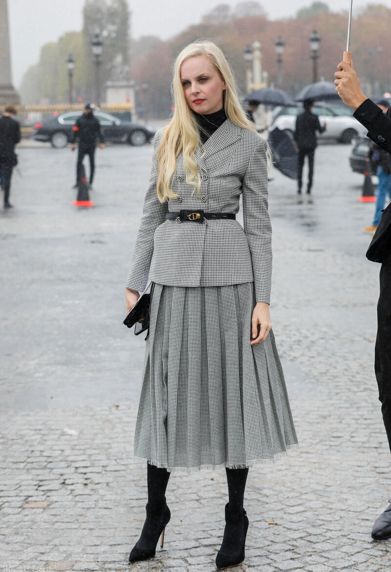 百褶裙西装外套搭配,范冰冰蓝衬衫百褶裙