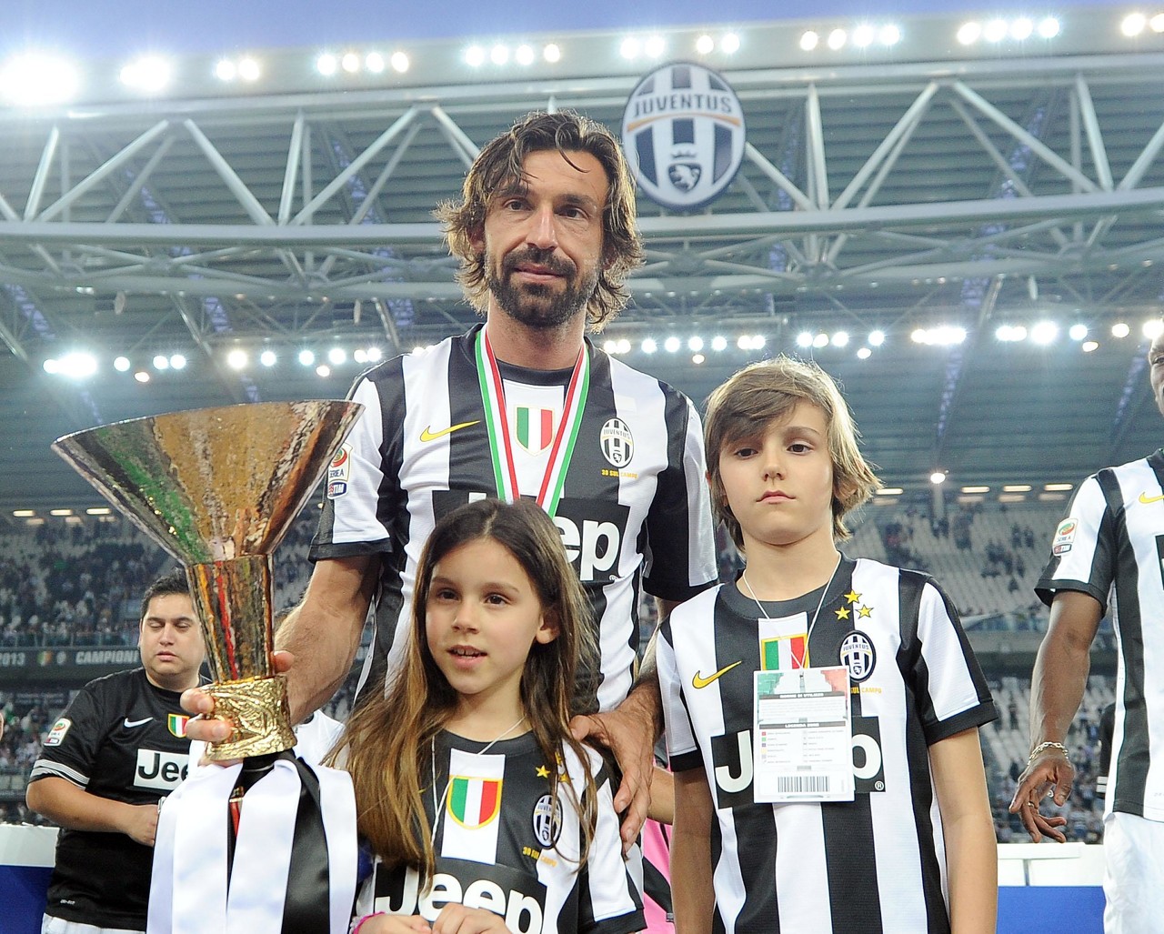 足坛转会最新动态莱万,皮尔洛ac米兰巴乔