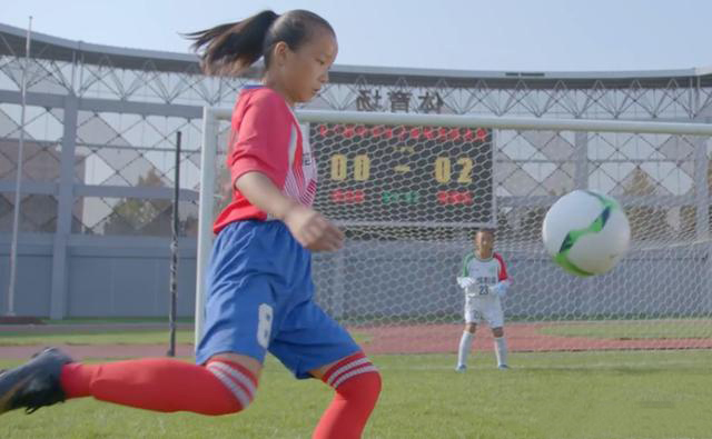 潘长江《疯狂老爹》，模仿周星驰《少林足球》，首日票房不足百万