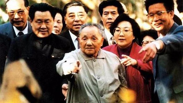 在西方庆祝苏联解体时，*小平邓**却*瞻高**远瞩，抓住了中国发展机遇