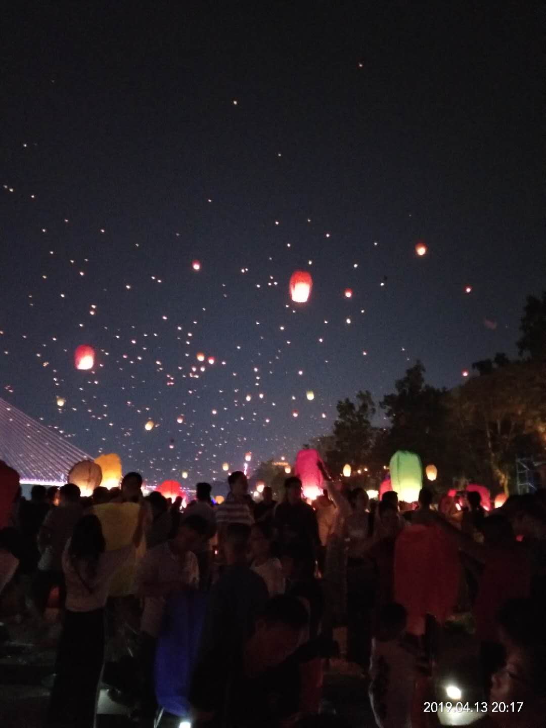 西双版纳夜景放河灯,西双版纳孔明灯之夜