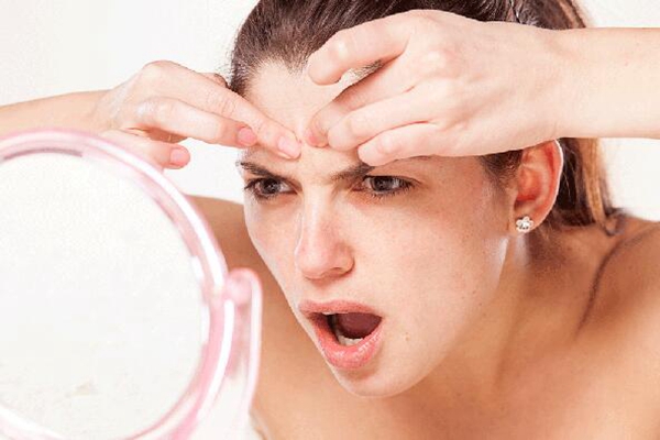 老人脸上红肿起皮怎么回事,脸上一块红红的像癣发干又痒起皮