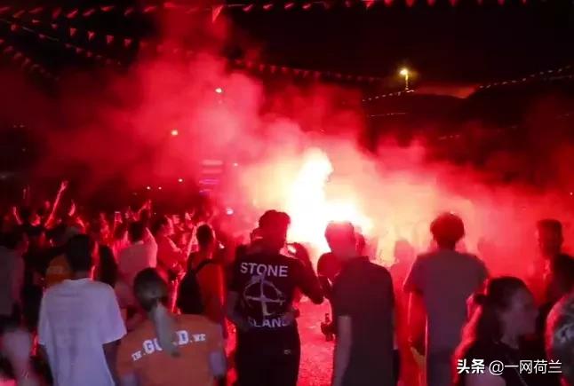 荷兰的足球热：国王走访街区握手挨批，橙粉们的疯狂无边界