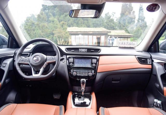 日产奇骏车展示,15款日产奇骏中控大屏幕