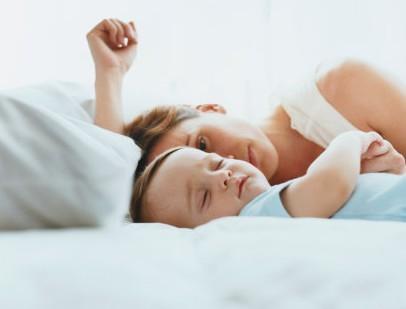 宝宝晚上总是不睡觉什么原因,为什么宝宝晚上总是哭闹不睡觉