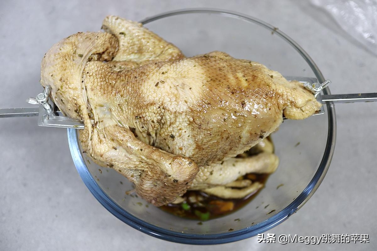 圣诞烤鸡好吃到连骨头都不会放过,圣诞烤鸡最正宗的做法