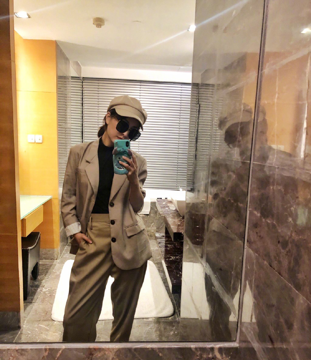 吴昕晒*服私**，穿西装直筒裤满满复古风，网友却说：手机壳哪买的？