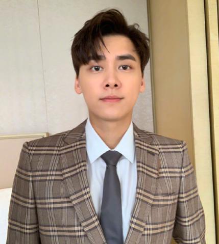 开车跌落悬崖被救,开车滚下山坡被人救起