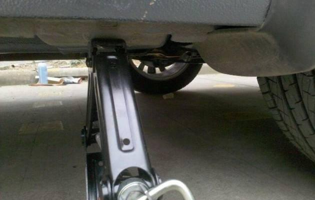 车门有一小点露出铁板了怎么办,车门底下的金属条怎么修复