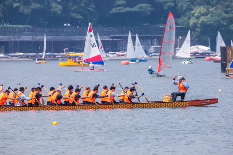 曾作为禁地，与外界隔绝二百六十多年的“玄武湖”，今日锣鼓喧天