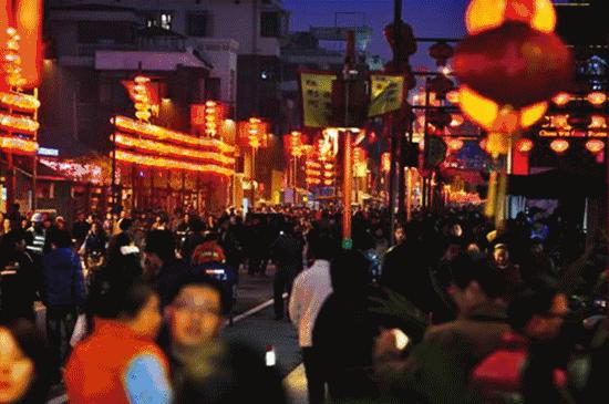 坐落在昆明西山脚下的一条美食街,云南昆明十大美食街