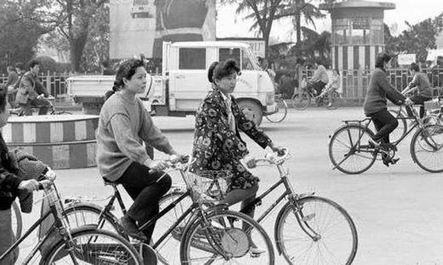 80年代有钱人摩托车,80年代的摩的牌子和价钱