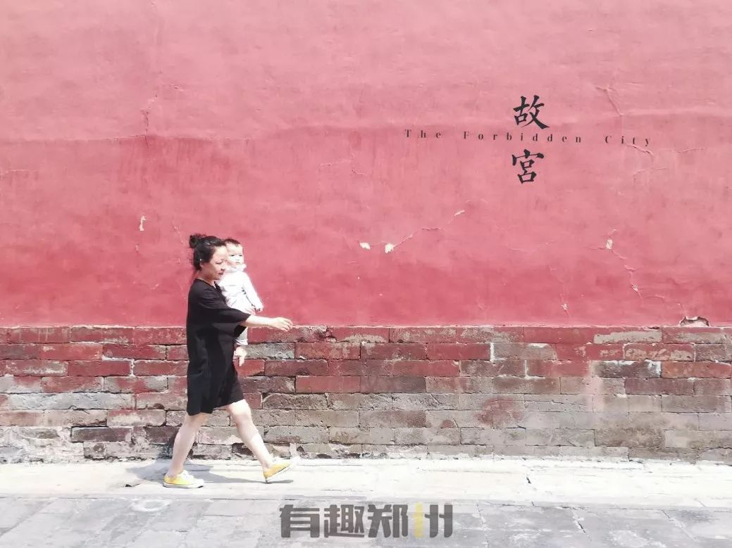 有趣翻包记|郑州这三位少女般的辣妈，包里装的都是啥？