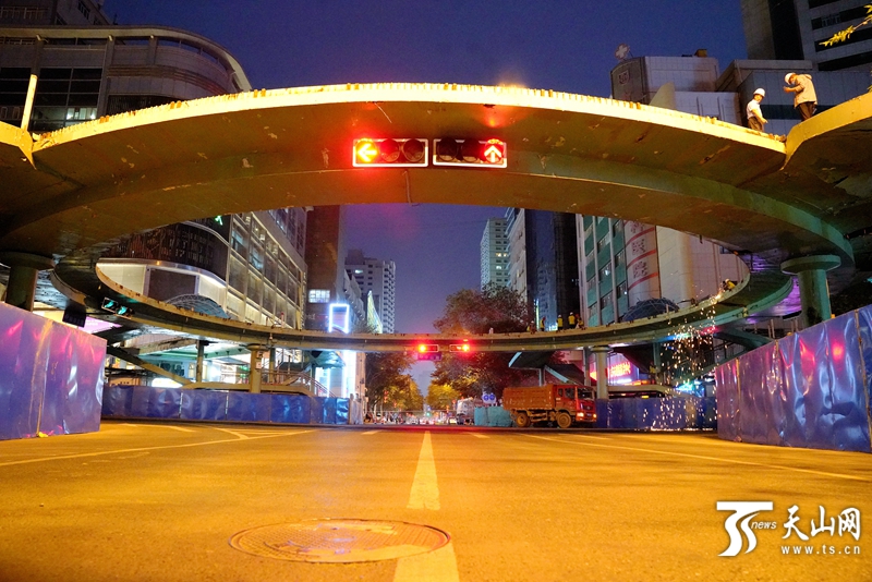 乌鲁木齐市大十字天桥哪年建的,大十字天桥拆除