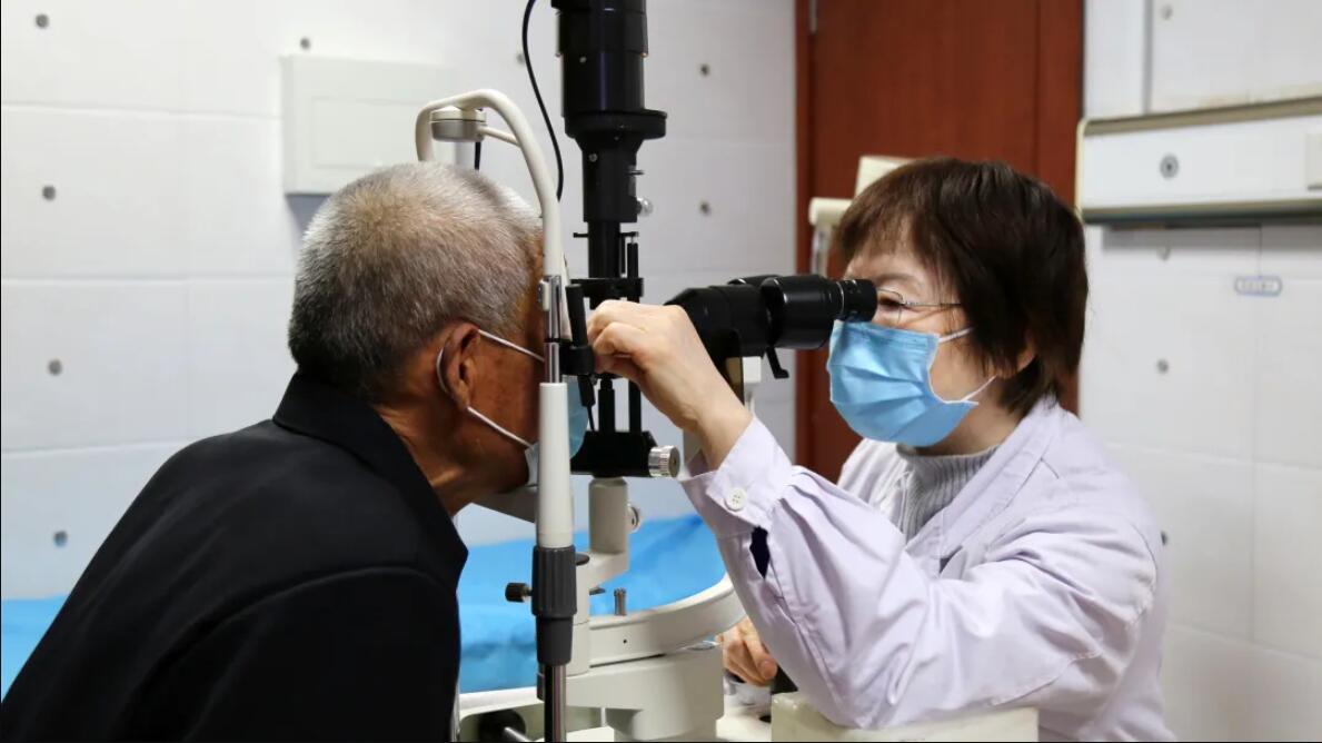 先天眼疾一家三口,一家人患眼疾