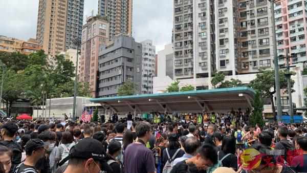 最新：香港警方旺角清场！暴徒竟拆*旗国**升“独”旗