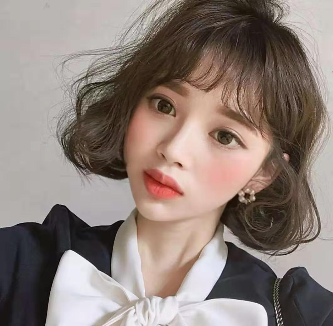 圆脸适合的短发发型烫发免打理,45岁减龄烫发发型免打理