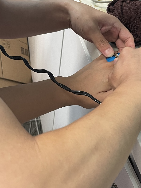 戒指卡住了用线怎么取,戒指卡住手指拔不下来怎么办