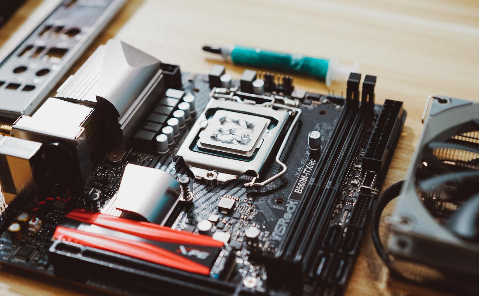 itx装机配置单一小机箱也有大心脏,itx支持3.5寸硬盘