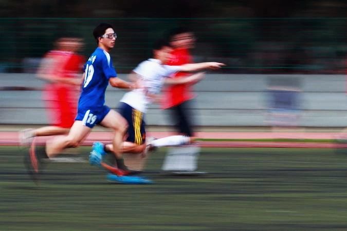 踢球遇到很猛的对手怎么办,踢球遇到实力强的队伍怎么办