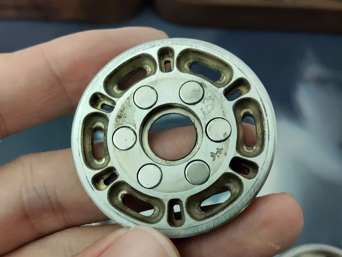 这个指尖陀螺不仅能转,还能啪啪啪?