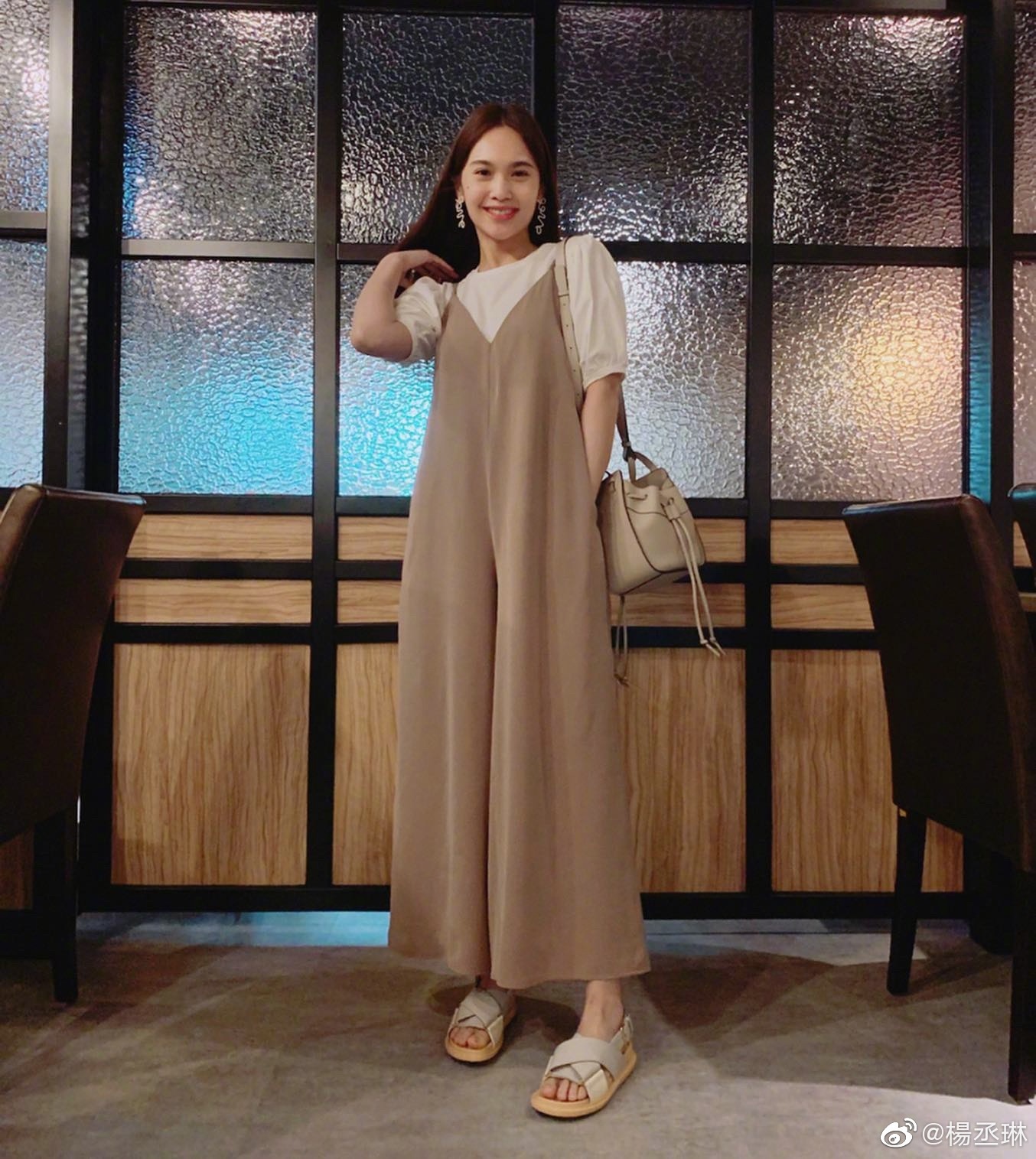 还在穿阔腿裤的你可能不知道，时髦精都悄悄穿起了束脚裤和背带裤