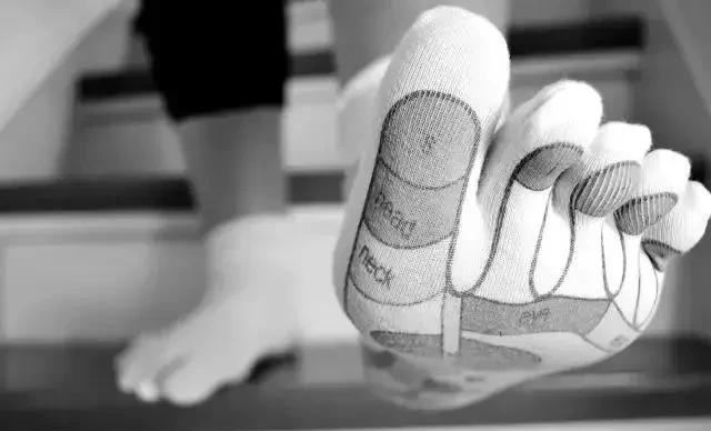 穿一两百的鞋,穿一千块钱以上的鞋