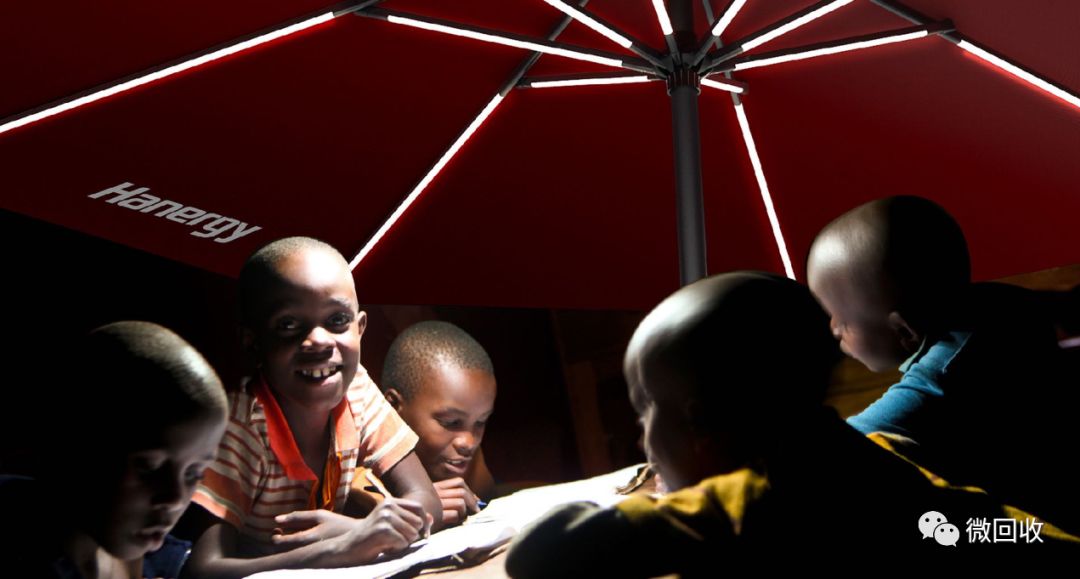 在非洲，不仅用泥巴给手机充电，还把自己改造成充电宝和天线