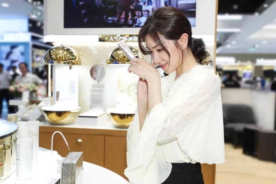 万茜代言怡丽丝尔现场,万茜怡丽丝尔片场视频