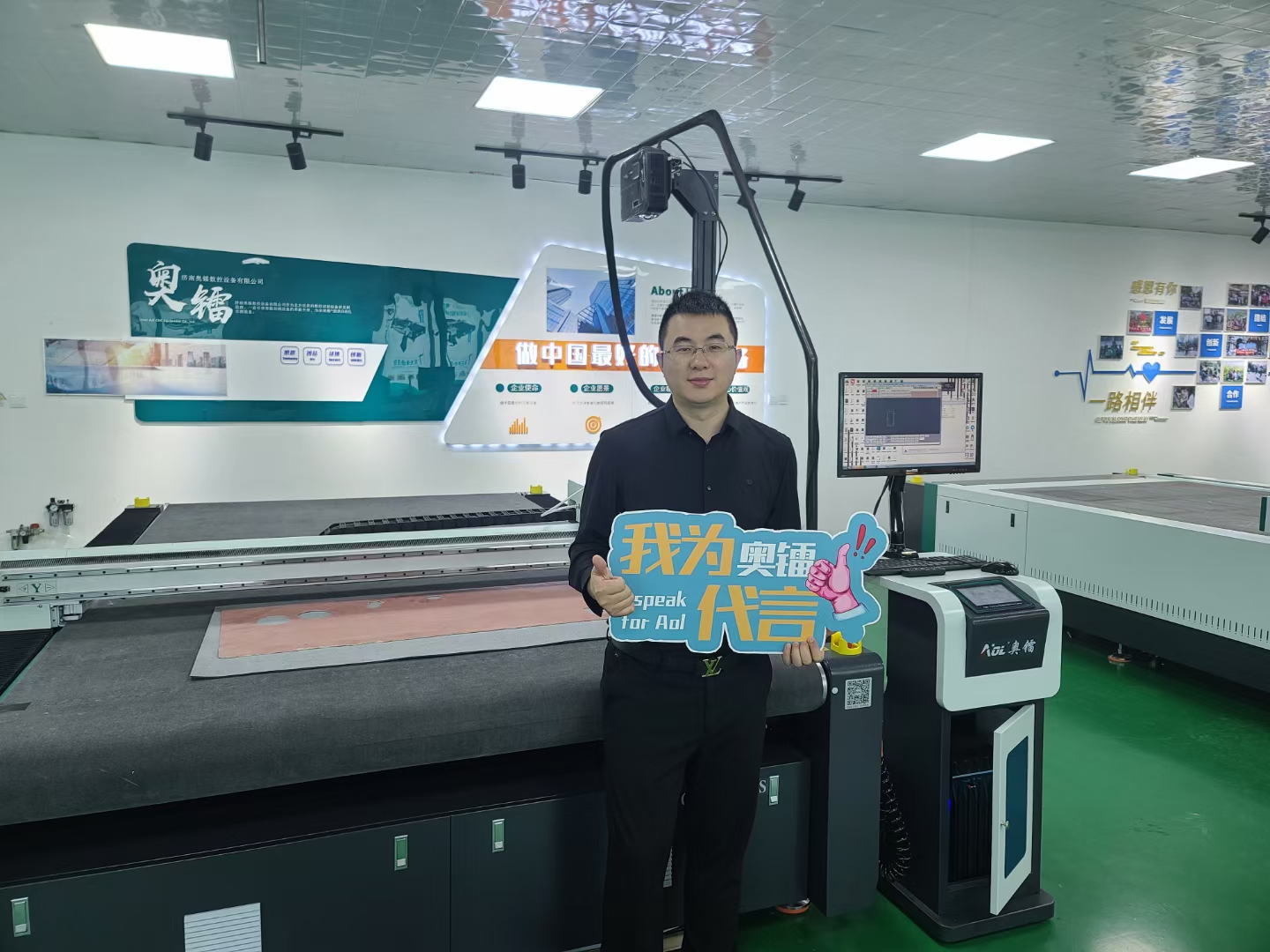 85后小伙卖衣服,山东小伙卖给外国人服装