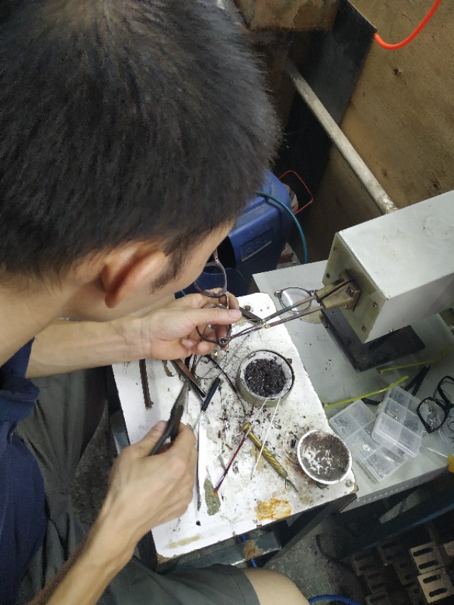 眼镜框铰链怎样维修,眼镜框铰链断了能修么